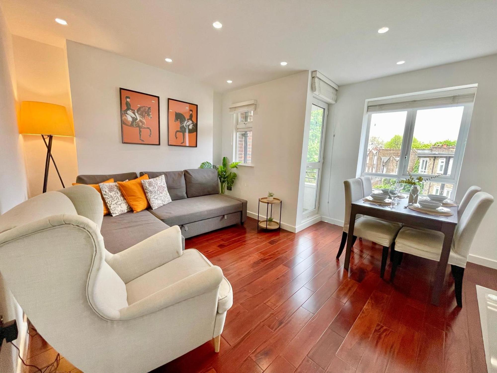 Cozy 2-bedroom Flat With Private Balcony Near Islington Station, Canonbury Apartment