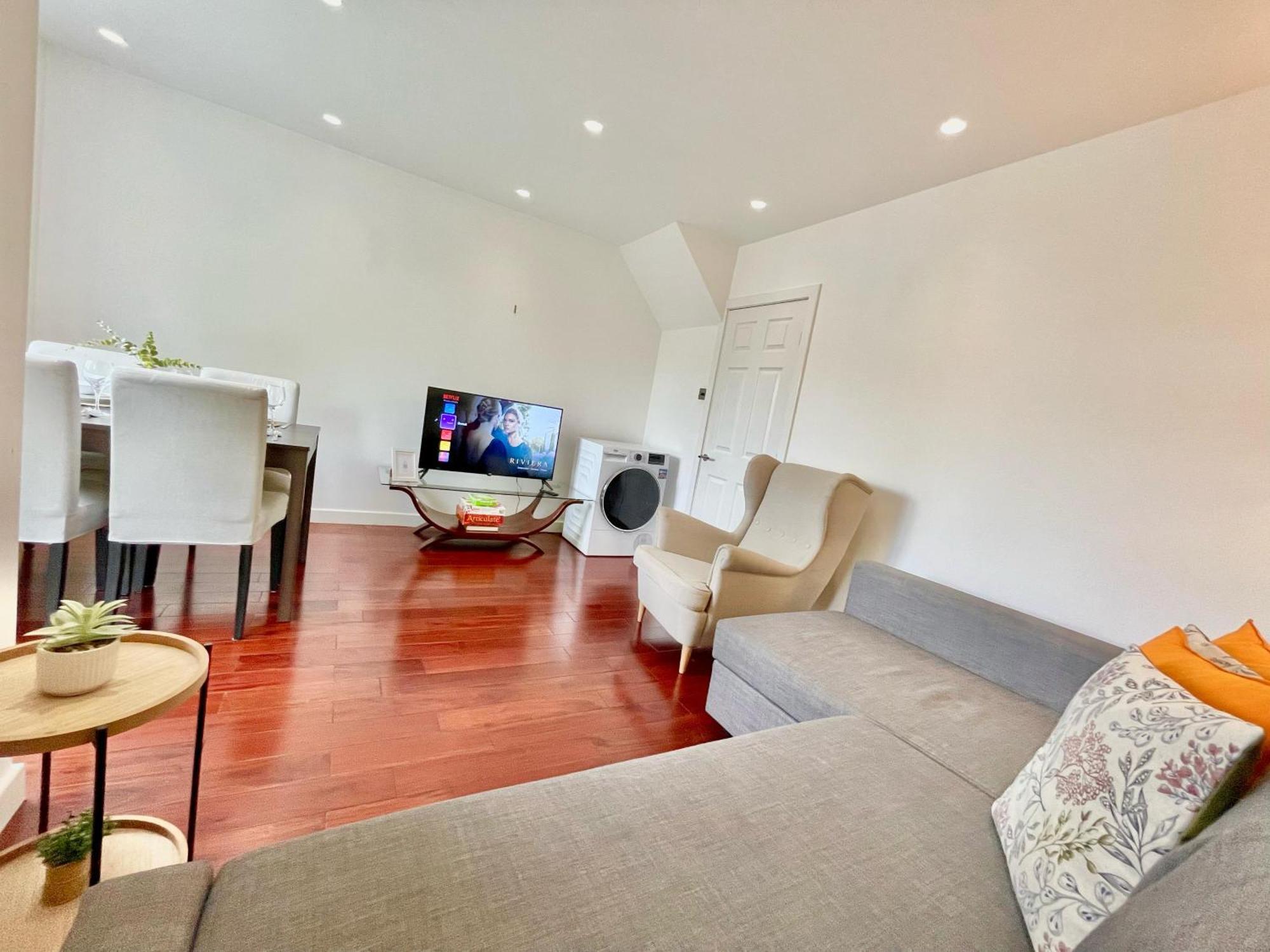 Cozy 2-bedroom Flat With Private Balcony Near Islington Station, Canonbury Apartment