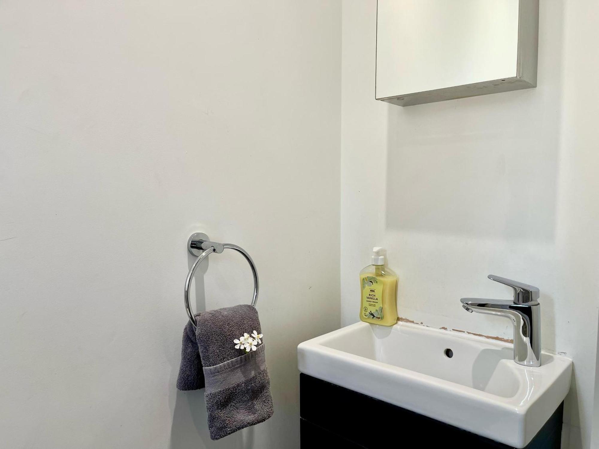 Apartment Cozy 2-bedroom Flat With Private Balcony Near Islington Station, Canonbury London