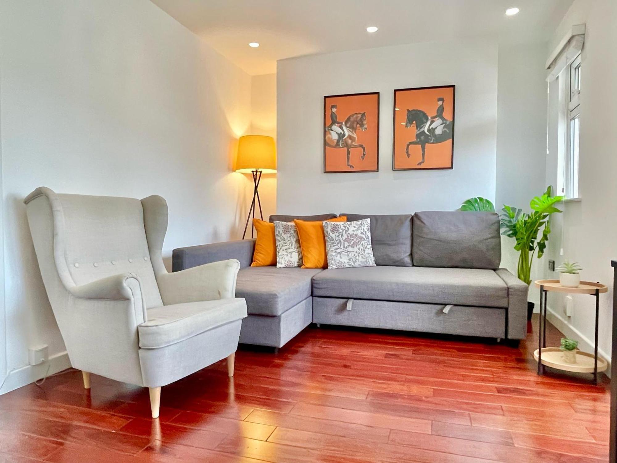 Cozy 2-bedroom Flat With Private Balcony Near Islington Station, Canonbury Apartment