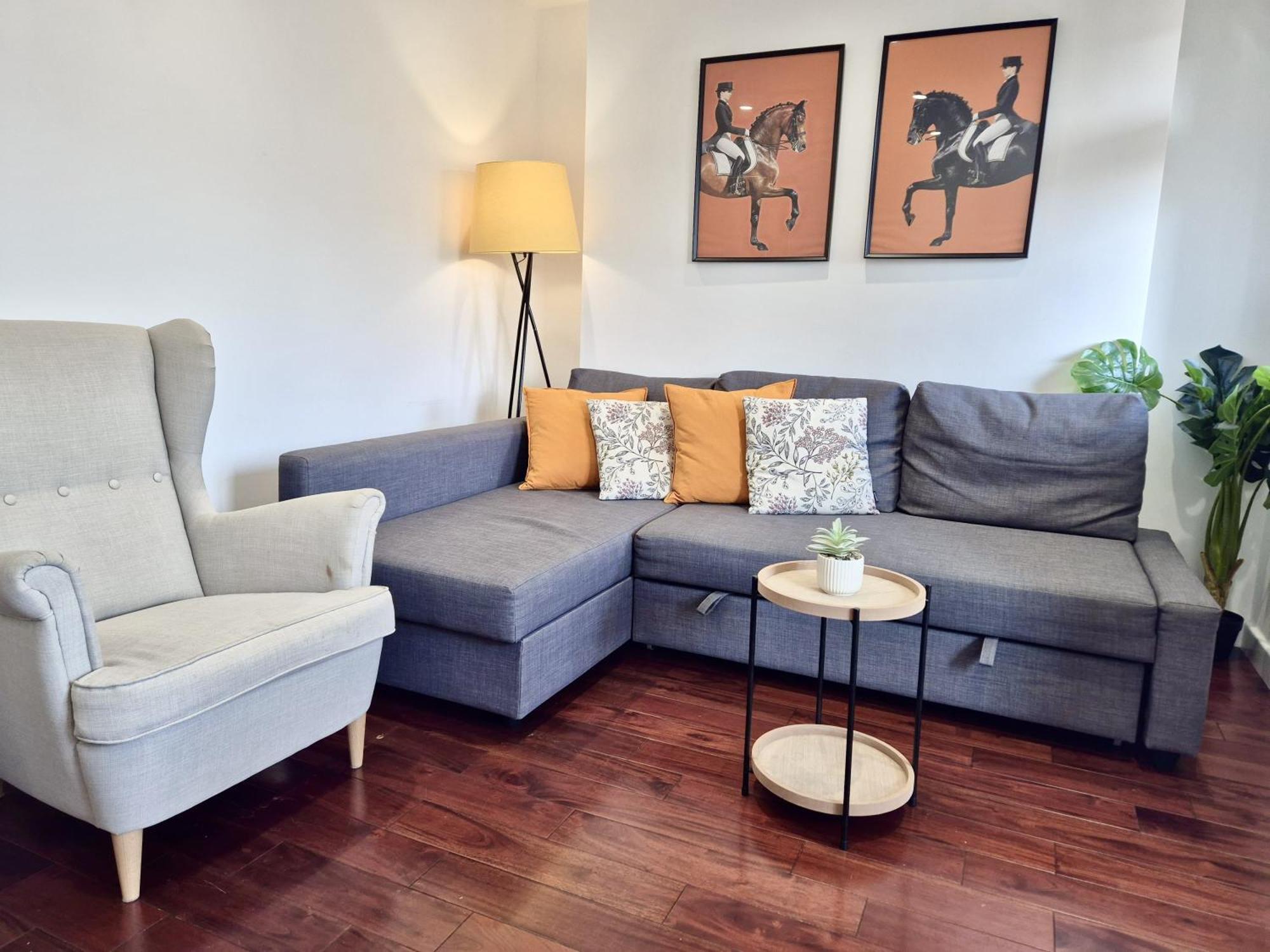 Cozy 2-bedroom Flat With Private Balcony Near Islington Station, Canonbury Apartment *