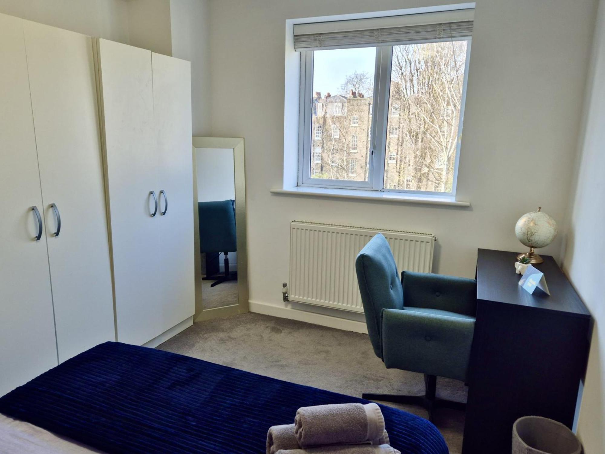 Cozy 2-bedroom Flat With Private Balcony Near Islington Station, Canonbury Apartment *