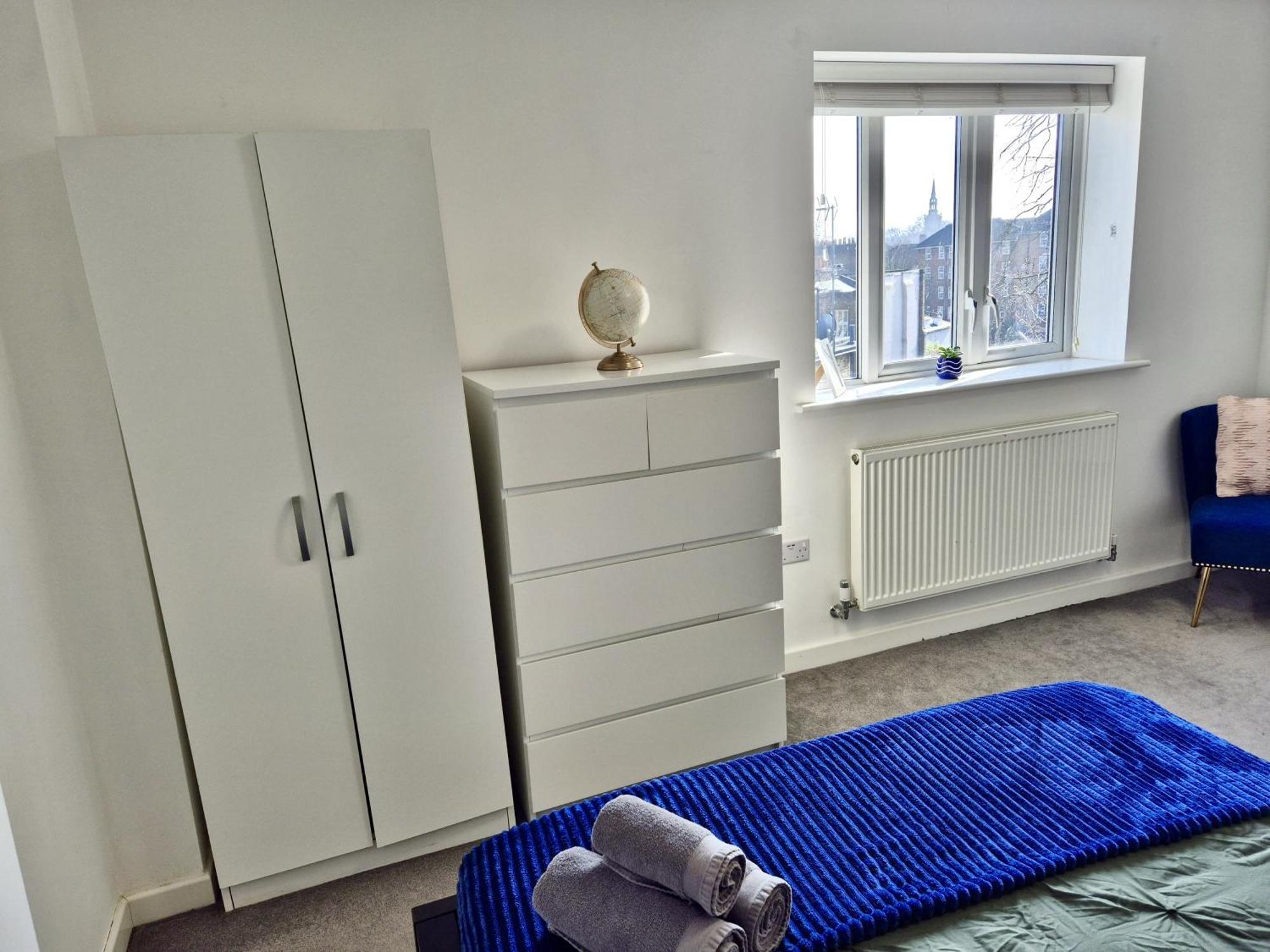 Cozy 2-bedroom Flat With Private Balcony Near Islington Station, Canonbury Apartment *