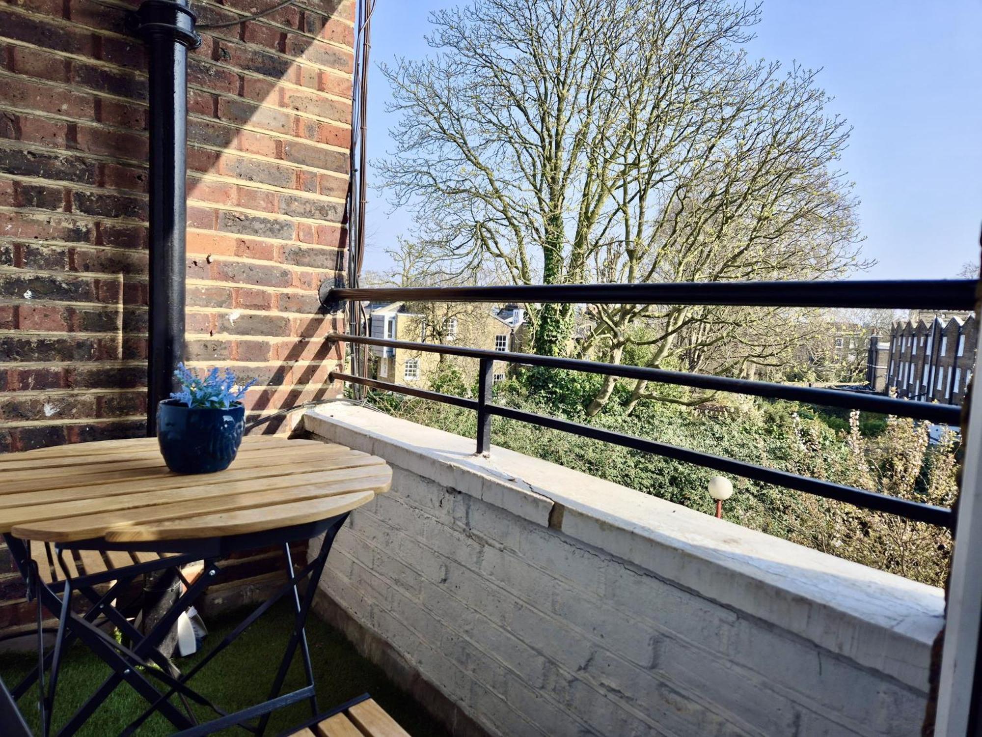 Apartment Cozy 2-bedroom Flat With Private Balcony Near Islington Station, Canonbury *