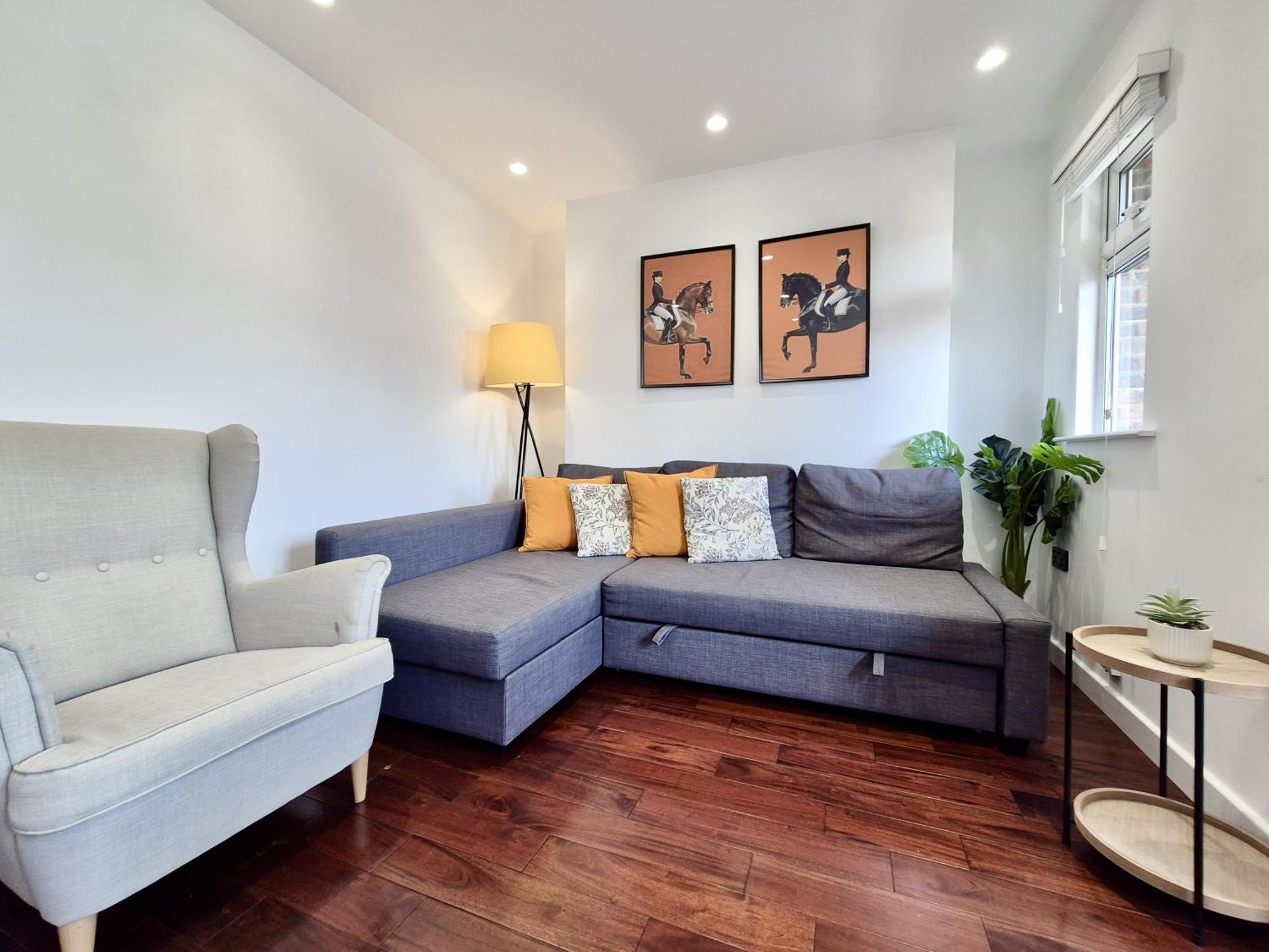 Cozy 2-bedroom Flat With Private Balcony Near Islington Station, Canonbury *